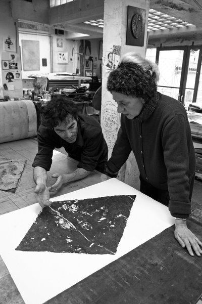 Pasnic gravür atölyesinin kurucu ortağı Pascal Gauvard, Fransız ressam Annie-Paule Thorel. Bir baskının analizi. 2009 yılında Paris