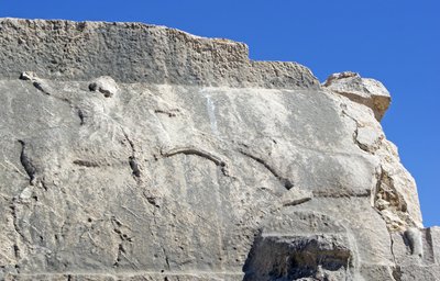 Domuzu öldüren bir avcıyı betimleyen oymalı sütun mezar, Xanthos, Türkiye (fotoğraf) by Unbekannt