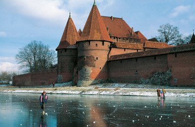 Polonya, Pomorskie Voyvodalığı, Malbork, Kale, Cermen Düzeni tarafından inşa edilen Gotik kale by Benjamin Baud