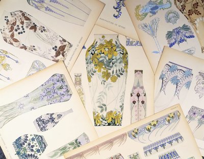 Sevres tasarımlarının çok renkli plakaları; Sevr fabrikasından karton kutular, by Unbekannt