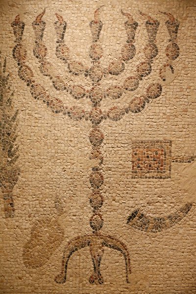 Bir Sinagog Mozaik Zemini (Replika) - orijinal : Beth Alpha Sinagogu, İsrail - MS 6. yüzyıl - Menorah - Yahudi Müzesi New York, New York, Amerika Birleşik Devletleri by Unbekannt