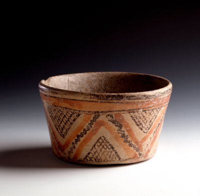 Kolomb öncesi sanat, Maya uygarlığı, klasik dönem: zikzaklar ve üçgenlerden oluşan çok renkli kil dekoru kesme. Peten, Guatemala Sun
