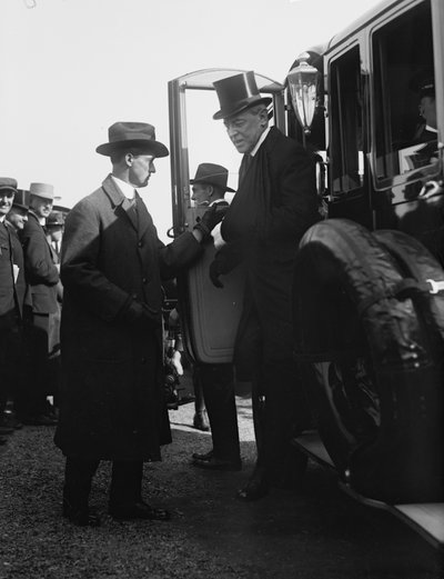 Başkan Woodrow Wilson bir otomobilden inerken. Washington, DC, yaklaşık 1918. Fotoğraf (s/b fotoğraf) by Benjamin Baud
