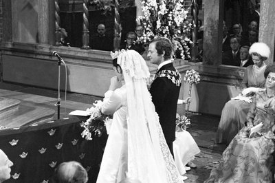 Kraliçe Silvia ve Kral Carl XVI Gustaf, Stokholm'deki Storkyrkan'daki düğün töreni sırasında by Unbekannter Künstler