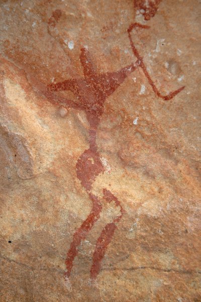 Kaya sanatı, Tarih Öncesi: Sudan (Karkur-Talh veya Karkur Talh) Uweinat masifinde süslü bir sığınakta bir karakterin (okçu) resmi. MÖ 8000 ila 3000 yıl arası dönem. fotoğrafçılık by Unbekannt