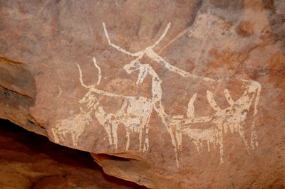 Kaya sanatı, Tarih Öncesi: Sudan (Karkur-Talh veya Karkur Talh) Uweinat masifinde süslenmiş bir barınakta büyük boynuzlu kaya boyama sığırları. MÖ 8000 ila 3000 yıl arası dönem. fotoğrafçılık by Unbekannt