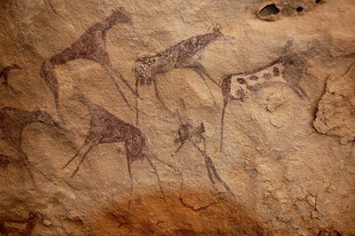 Kaya sanatı, Tarih Öncesi: Sudan, Uweinat masifinde süslü bir barınakta bir grup sığır ve çok renkli karakterin kaya resmi. MÖ 8000 ila 3000 yıl arası dönem. fotoğrafçılık by Unbekannt