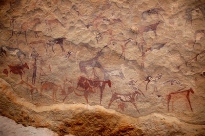 Kaya sanatı, Tarih Öncesi: Sudan, Uweinat masifinde süslü bir barınakta bir grup sığır ve çok renkli karakterin (çobanlar ve okçular) kaya resmi. MÖ 8000 ila 3000 yıl arası dönem. fotoğrafçılık by Unbekannt