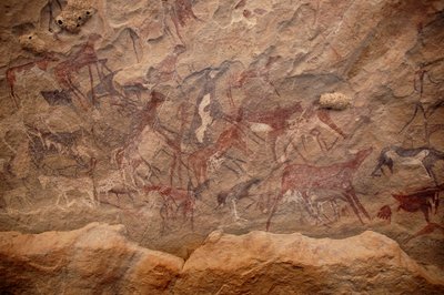 Kaya sanatı, Tarih Öncesi: Sudan, Uweinat masifinde süslü bir barınakta bir grup sığır ve çok renkli karakterin kaya resmi. MÖ 8000 ila 3000 yıl arası dönem. fotoğrafçılık by Unbekannt