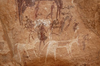 Kaya sanatı, Tarih Öncesi: Sudan (Karkur-Talh veya Karkur Talh) Uweinat masifindeki süslü bir barınakta karakterlerin ve ineklerin kaya resmi. MÖ 8000 ila 3000 yıl arası dönem. fotoğrafçılık by Unbekannt