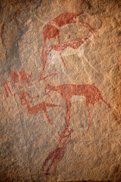 Kaya sanatı, Tarih Öncesi: Sudan, Uweinat masifinde süslü bir barınakta karakterlerin, sığırların ve “gerbaların” (derilerin) kaya resmi. MÖ 8000 ila 3000 yıl arası dönem. fotoğrafçılık by Unbekannt
