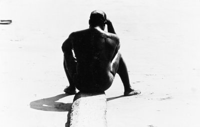 Coney Island'da Gömleksiz Oturan Adam, İsimsiz 32, 1953-64 dolayları (s/b fotoğraf) by Unbekannter Künstler