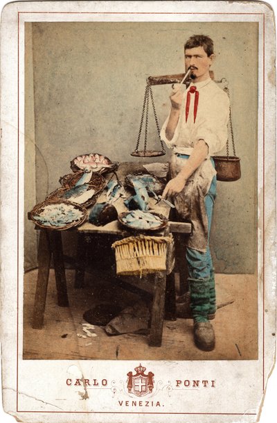Küçük ölçüler: Balık tüccarının portresi, etal balık yüküne yakın Venedik. 19. yüzyıl Karton üzerine baskı Dim. 11x16,5 cm by Unbekannt