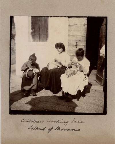 Küçük meziyetler: Venedik, Burano adasında tığ işi (nakışçı) çalışan genç kızlar. 19. yüzyıl Karton üzerine baskı Dim. 9x9 cm by Unbekannt