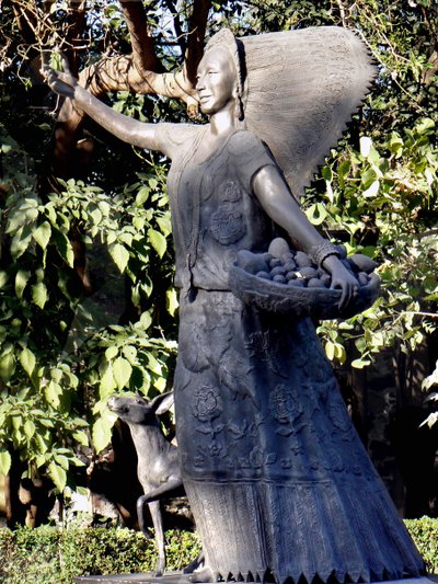 Dolores Olmedo Heykeli (bronz0 by Unbekannt