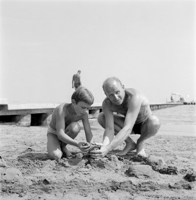 YÖNETMEN ALBERT LAMORISSE OĞLU OYUNCU PASCAL LAMORISSE İLE VENEDİK LİDO PLAJINDA - 1960 by Unbekannt