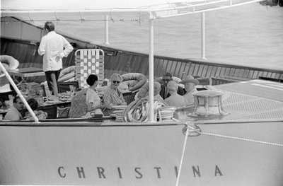 GEMİ İNŞAATI ARISTOTELIS (aristote) ONASSIS VE DEVLET ADAMI WINSTON CHURCHILL İLE EŞİ İLE VENEDİK “” CHRISTINA “” YATINDA - 1960 by Unbekannt