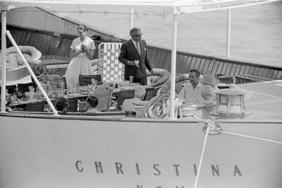 GEMİ İNŞAATI ARISTOTELIS (aristote) ONASSIS VE DEVLET ADAMI WINSTON CHURCHILL İLE EŞİ İLE VENEDİK “” CHRISTINA “” YATINDA - 1960 by Unbekannt