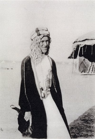 Arap Elbiseli T. E. Lawrence (s/b fotoğraf) by Unbekannt