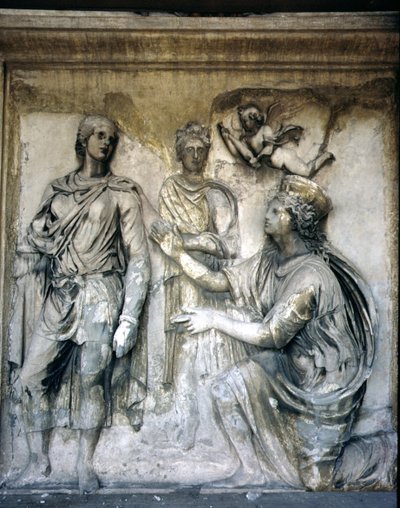 Arka Cephe, taçlı bir tanrıçayı ve genç bir adamı (taş) tasvir eden antik kabartma süslemenin detayı (Augustus