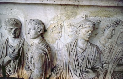 Arka Cephe, bir grup Roma vatandaşını betimleyen antik kabartma süslemenin detayı (Augustus'un Ara Pacis'inden bazı parçalar) (taş) by Unbekannt