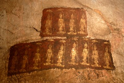 Theravada Budizmi; eski duvar resmi; ayakta Buda Sakyamuni; mudra; Varada; dilek gerçekleştirme jesti; Tham Pa mağarası; Nong Thang