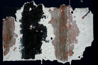 Zaman işaretleri. Formları geçen zamanın tanığı olarak gösteren soyut sanat. Ahşapta boya izleri. Michel Lunardelli