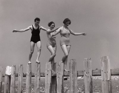 İki kadın ve bir kasırda yürüyen bir adam, 1930