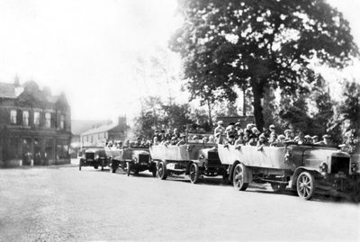 Birleşik Krallık : Şehir Merkezinde Bir Charabancs Hattı. Poynton, Cheshire, c1925 by Unbekannt
