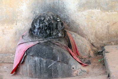 Bir manastırın girişinde vudu fetişi. Togoville, Togo by Unbekannt