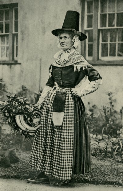 Galler. Ulusal kostümüne sadık, görkemli, yaşlı bir Galli kadın. 1920 by Unbekannt