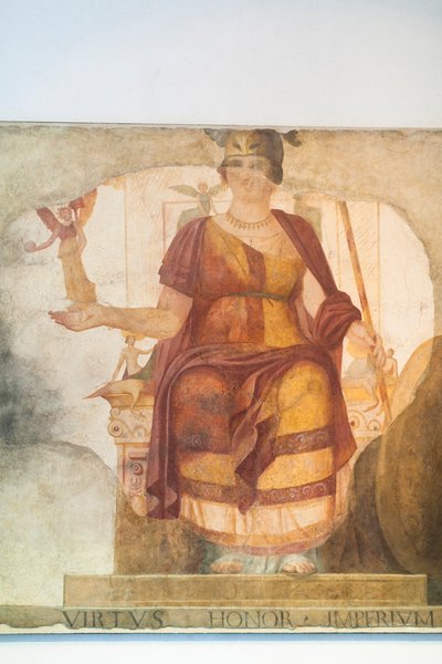 Barberini Tanrıçası olarak adlandırılan, Roma ile bütünleşmiş, oturmuş bir Venüs'ü tasvir eden duvar freski, Roma'dan MS dördüncü yüzyılın ilk çeyreği, Roma ulusal müzesi (museo nazionale romano), Roma, İtalya by Unbekannter Künstler
