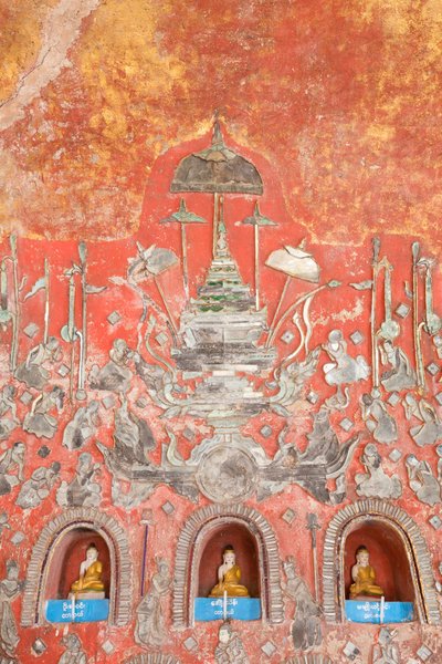 Küçük Budaların ve kurşunlu cam figürlerin bulunduğu duvar, Shwe Yaunghwe Kyaung Manastırı, Nyaungshwe, Inle Gölü, Myanmar (fotoğraf) by Unbekannter Künstler