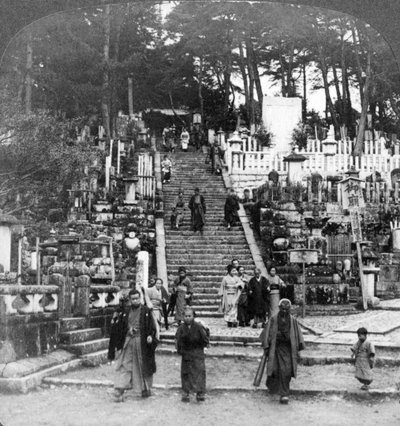 Kurodani Manastırı yakınlarındaki bir Budist mezarlığı, Kyoto, Japonya, 1904. by Underwood and Underwood