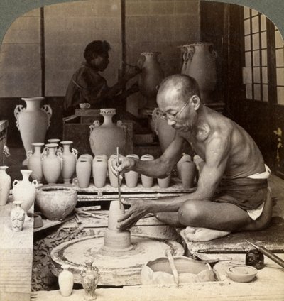 Bir çömlekçi ve çarkı, Awata porselen vazosu yapıyor, Kinkosan işleri, Kyoto, Japonya, 1904 by Underwood and Underwood