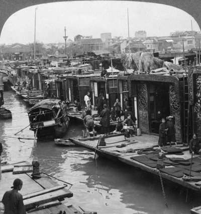Bir çiçek tekneleri sokağı, Kanton, Çin, 1900. by Underwood and Underwood