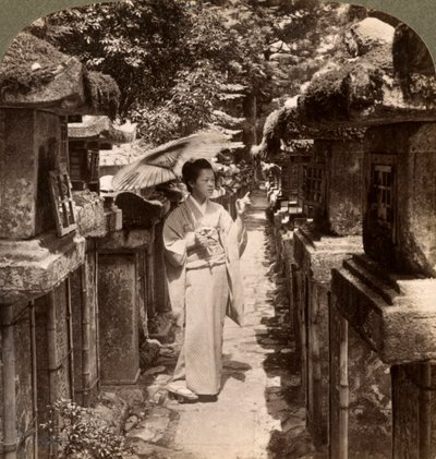 Taş fenerleri sayan bir Şinto adananı kadın, Kasuga Mabedi, Nara, Japonya, 1904. by Underwood and Underwood