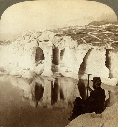 Aletsch Buzulu ve Marjelen Gölü, İsviçre. by Underwood and Underwood