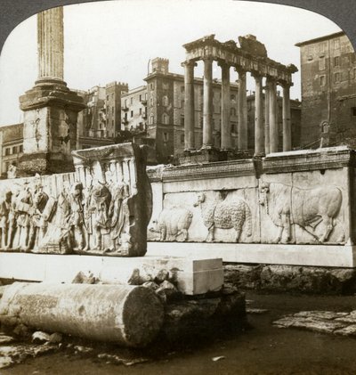 Forum'da Trajan ve Phocas Sütunu'nun kabartmaları, Roma, İtalya. by Underwood and Underwood