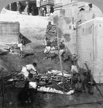 Hindu ölülerini yıkamak ve yakmak, Benares Varanasi, Hindistan 1903. by Underwood and Underwood