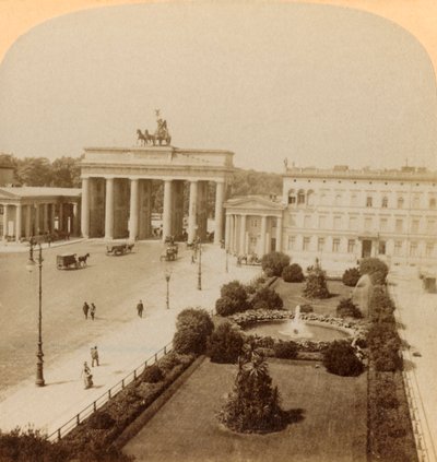 Brandenburg Kapısı, Unter den Linden, Berlin, Almanya, 1894. by Underwood and Underwood