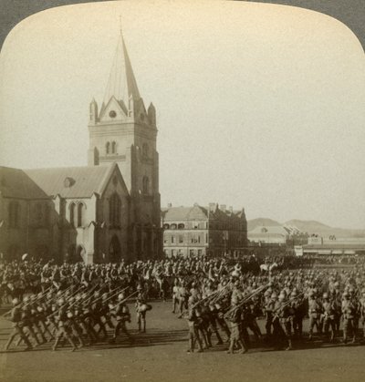 Lord Roberts tarafından gözden geçirilen İngiliz askerleri, Public Square, Pretoria, Güney Afrika, Boer War, 1900. by Underwood and Underwood