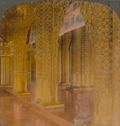 Altın ve renklerde pahalı süslemelere sahip Budist tapınağı iç mekanı, Moulmein, Burma, 1907. Sanatçılar: Elmer Underwood, Bert Elias Underwood. by Underwood and Underwood