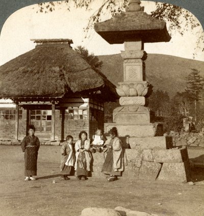 Bir köy okulunun bahçesindeki çocuklar, Japonya, 1904 by Underwood and Underwood