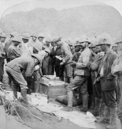Evden Noel hediyeleri Methuen ile birlikte Modder Nehri, Güney Afrika, 1900. by Underwood and Underwood
