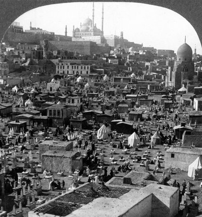Bab-el-Wezir mezarlığının ötesindeki Kale ve Muhammed Ali Camii, Kahire, Mısır, 1905. by Underwood and Underwood