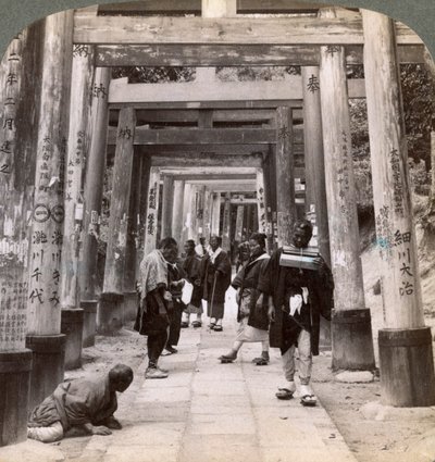 Uzun kutsal torii sıralarının altından gelip gidiş, Inari Şinto tapınağı, Kyoto, Japonya, 1904 by Underwood and Underwood