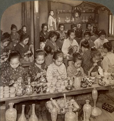 Dış pazarlar için ucuz çanak çömlek süsleyen fabrika kızları, Kyoto, Japonya, 1904 by Underwood and Underwood