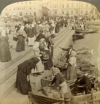 Pazar tekneleri, Helsinki, Finlandiya. by Underwood and Underwood