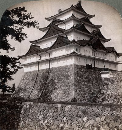 Japon prenslerinin orta çağdan kalma hendekli kalesi, ara sıra Mikado Nagoya tarafından kullanılıyor, Japonya, 1896 by Underwood and Underwood